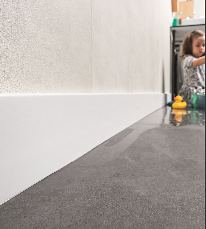 Plintă PVC VOX Espumo pentru parchet, decor Alb - 2400×65×16 mm [3]