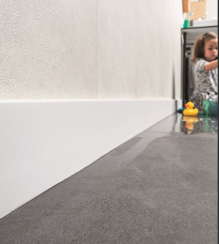 Plintă PVC VOX Espumo pentru parchet, decor Alb - 2400×65×16 mm [2]