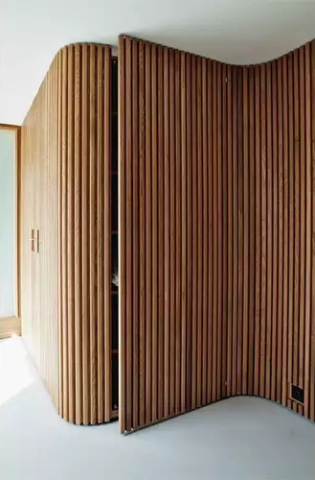 Set 4 buc - Panouri acustice lamelare flexibile din MDF pe fetru, Nuc, 2400 x 600 x 8 mm/bucată, total 5,76 m² [7]
