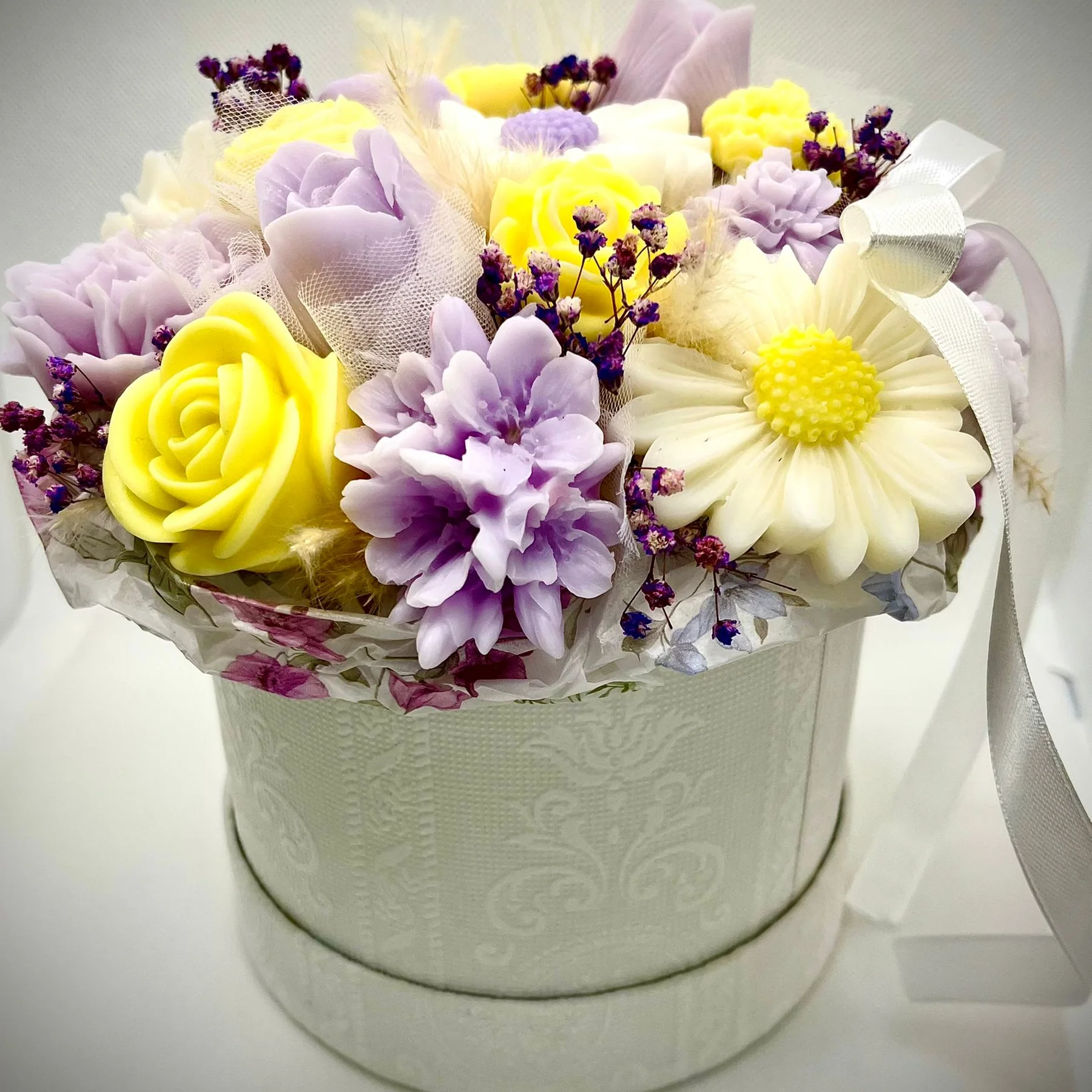 Aranjament floral colorat premium în cutie rotundă [3]