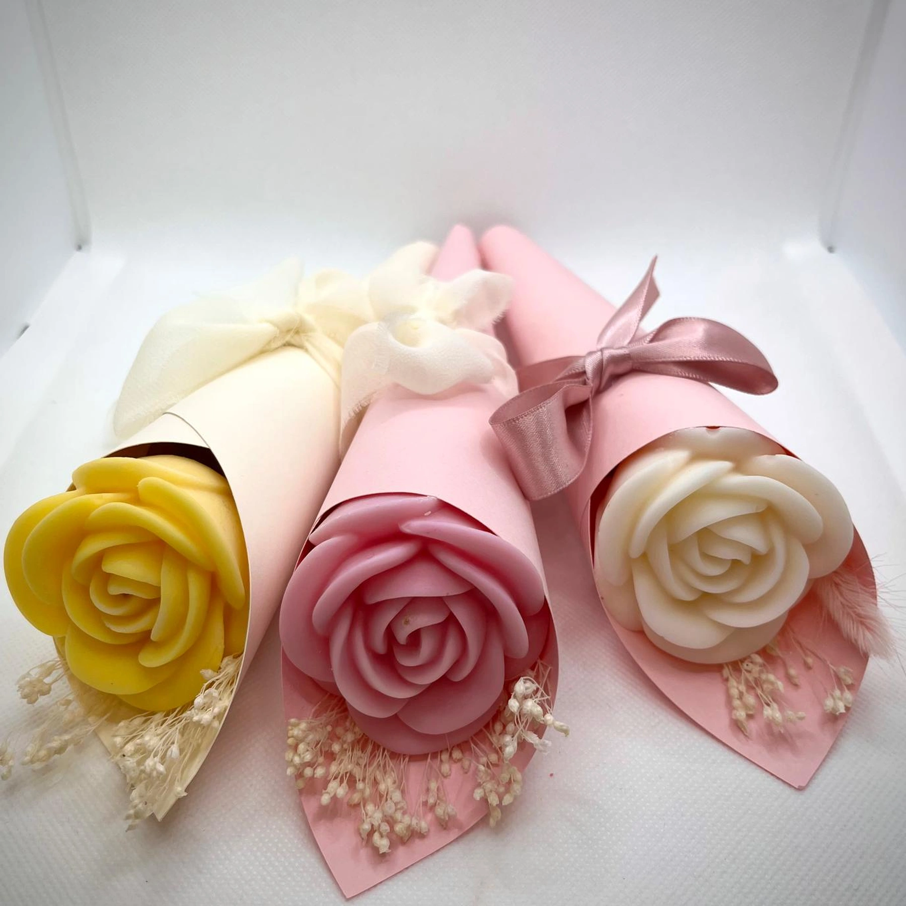 Aranjament trandafir din ceara,handmade, flori uscate ambalat in carton kraft [2]