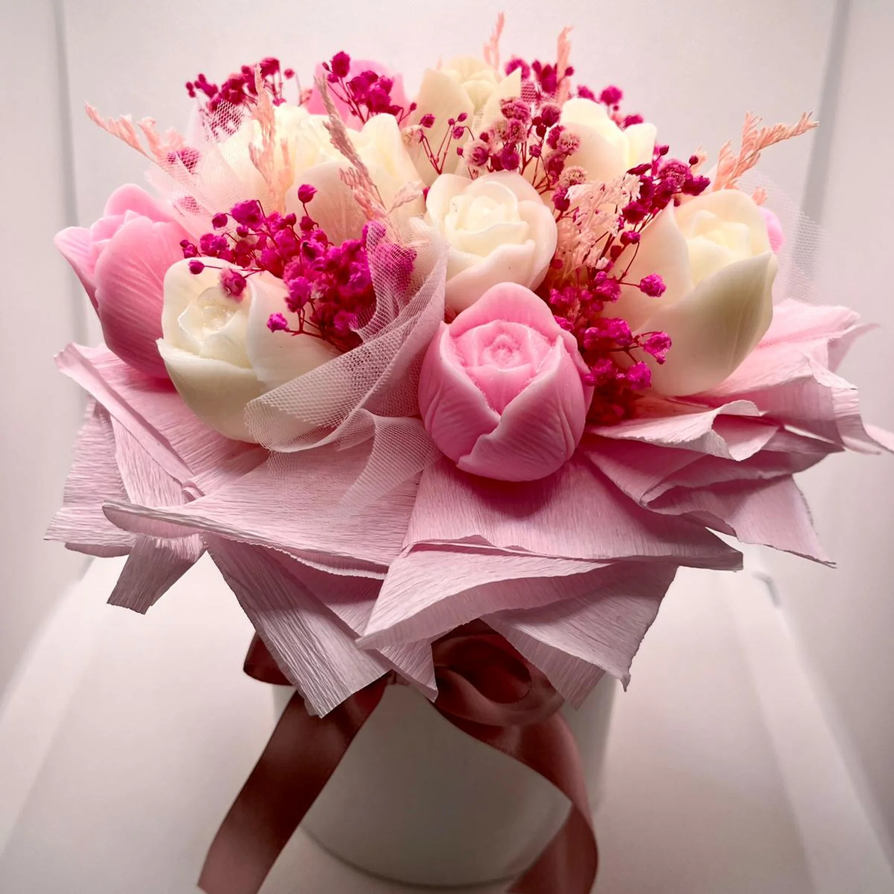 Aranjament floral din ceară de soia în cutie rotundă – decor elegant cu flori uscate, cadou premium [2]