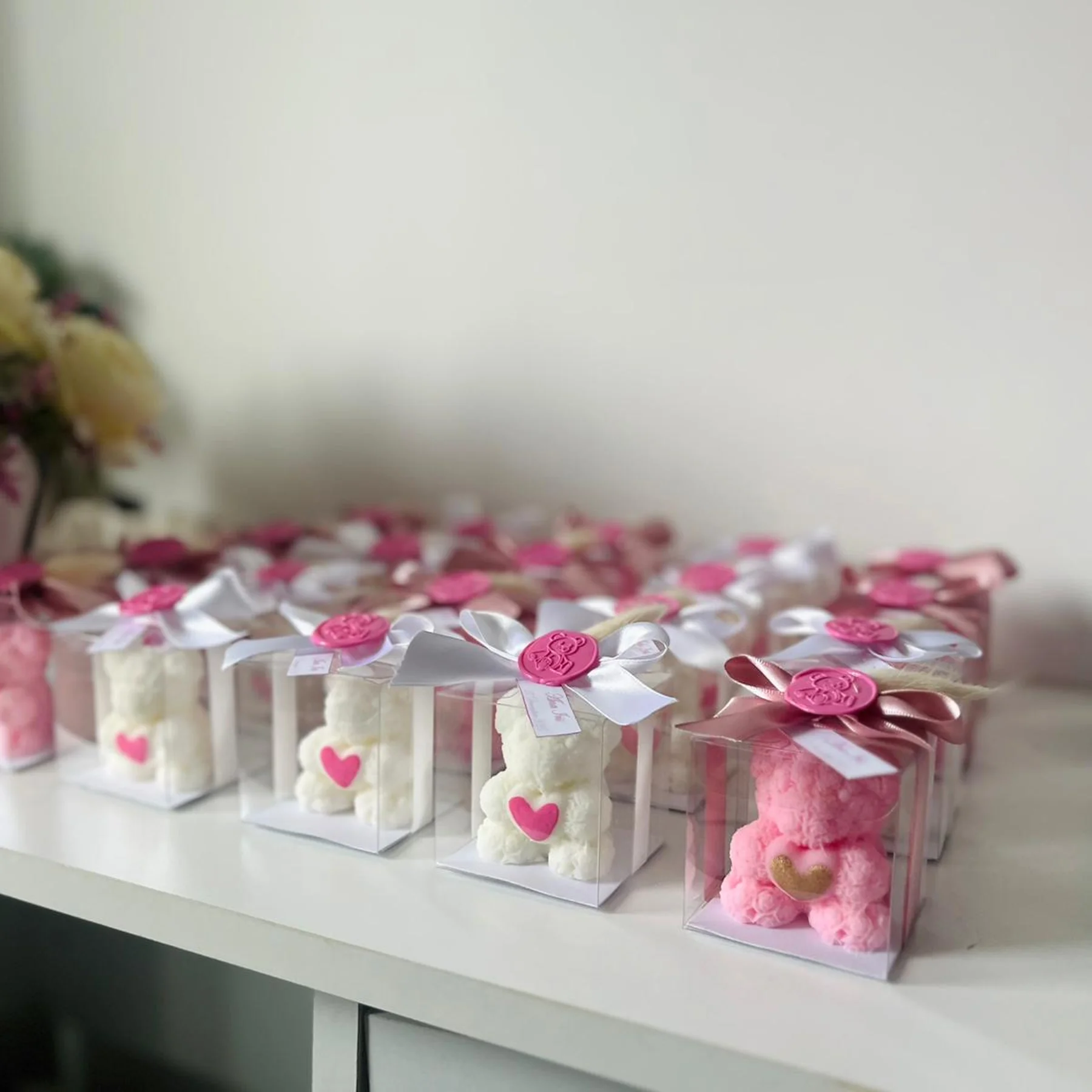 Mărturii din ceară de soia naturală – Lumânări ursulet handmade în cutie transparenta, cu panglica si sigiliu [2]