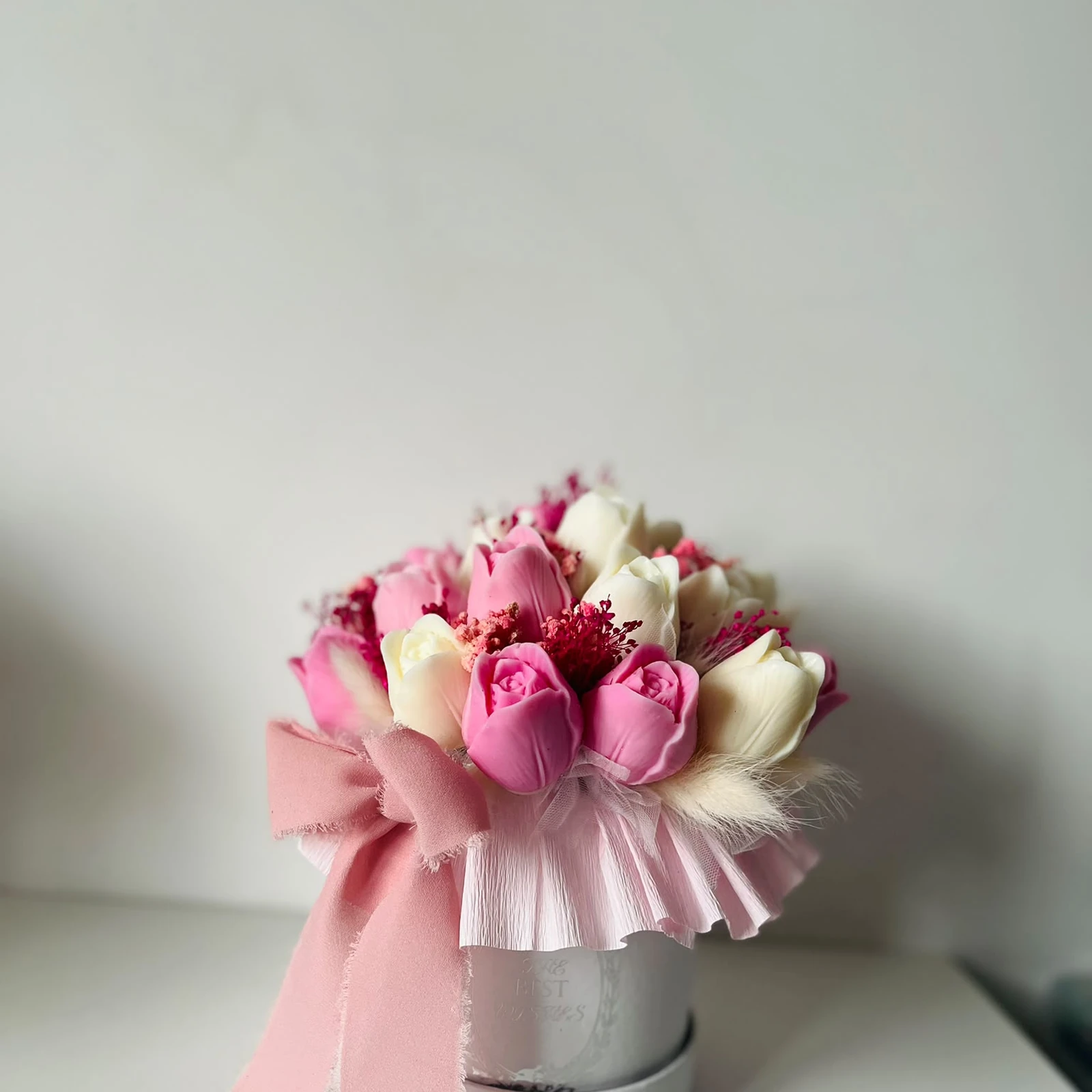 Aranjament floral din ceară de soia în cutie rotundă – decor elegant cu flori uscate, cadou premium [2]