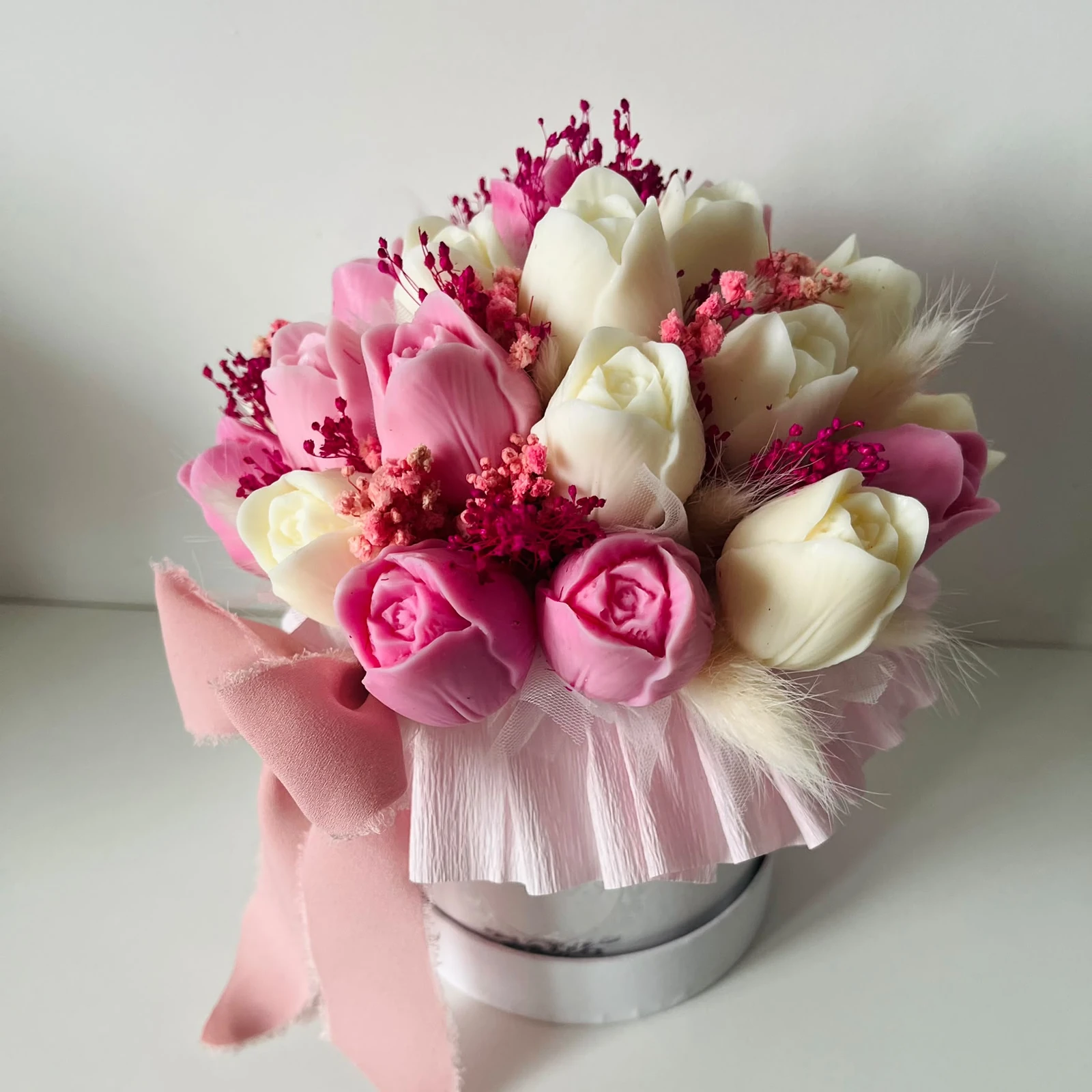Aranjament floral din ceară de soia în cutie rotundă – decor elegant cu flori uscate, cadou premium [3]