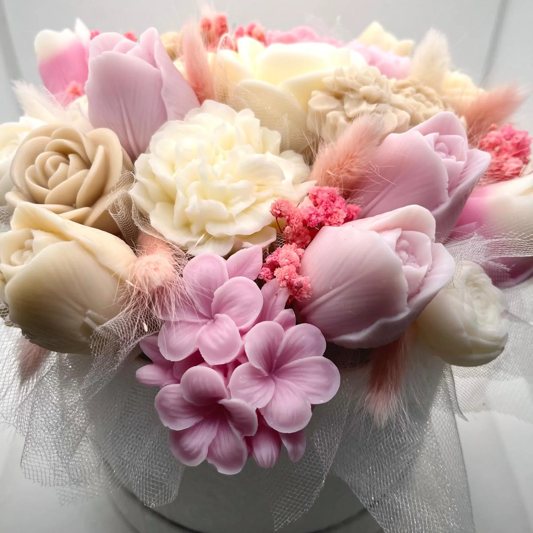 Aranjament floral din ceară de soia în cutie rotundă – flori decorative premium cu flori uscate, cadou elegant [1]