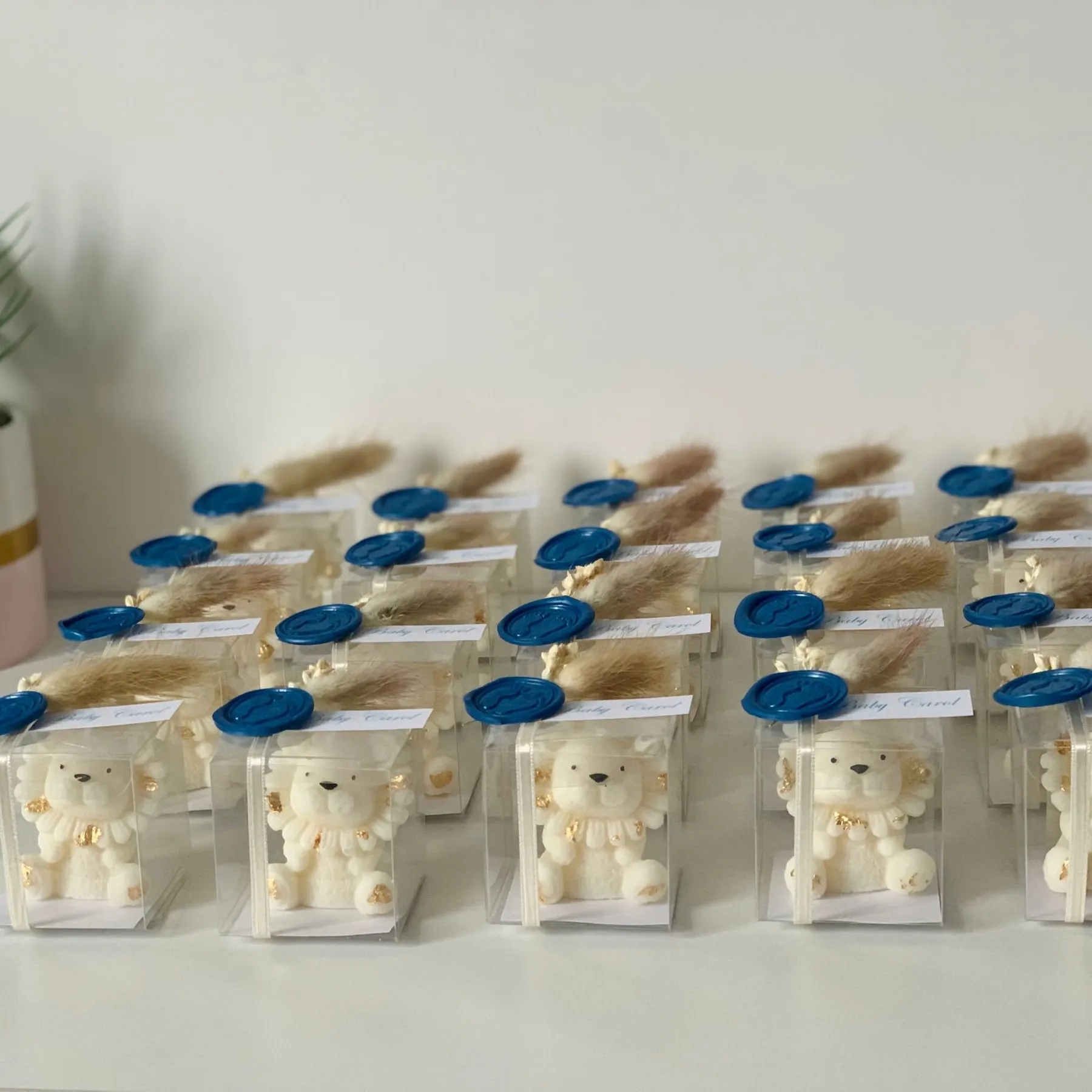 Mărturii din ceară de soia naturală – Lumânări in forma de leu handmade în cutie elegantă [2]