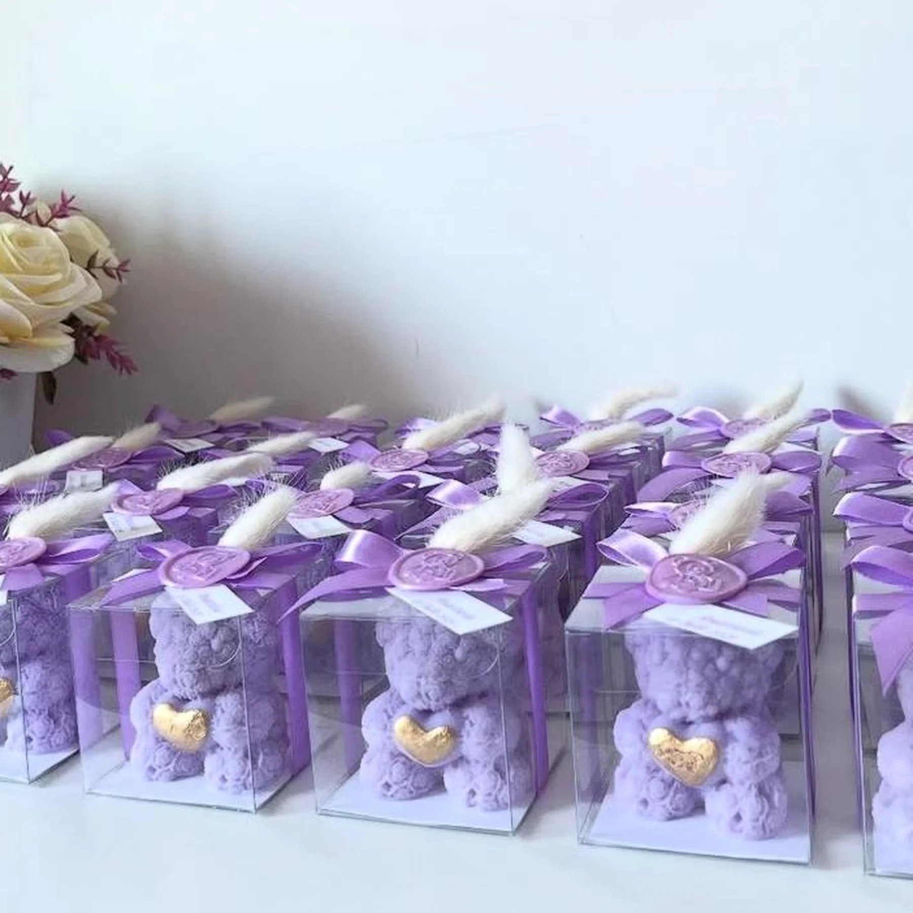 Mărturii din ceară de soia naturală – Lumânări ursulet handmade în cutie transparenta, cu panglica si sigiliu [4]