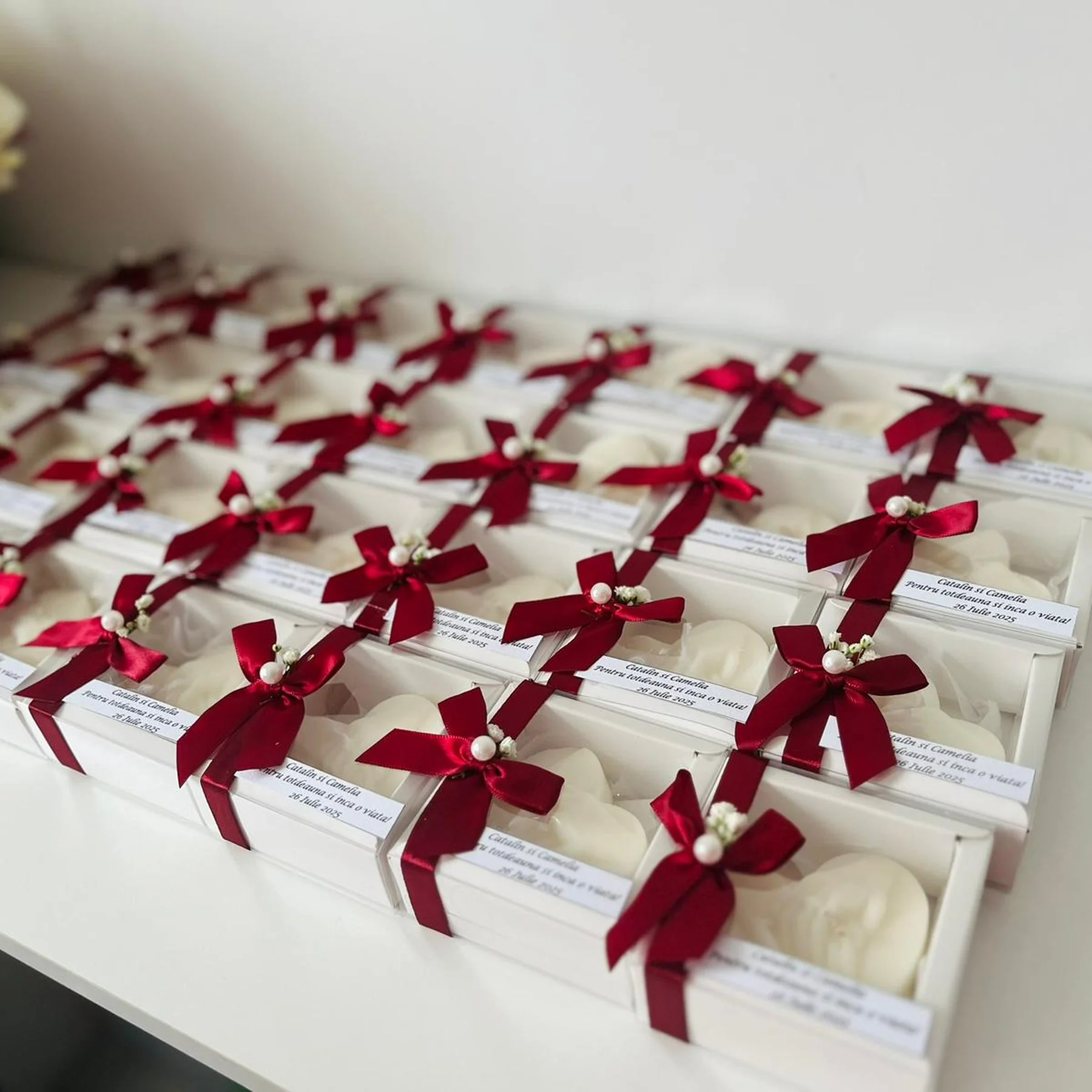 Marturii ceara soia handmade pentru evenimente speciale - Mărturii elegante din ceară de soia naturală, în formă de inima, ambalate în cutie albă cu sigiliu rustic