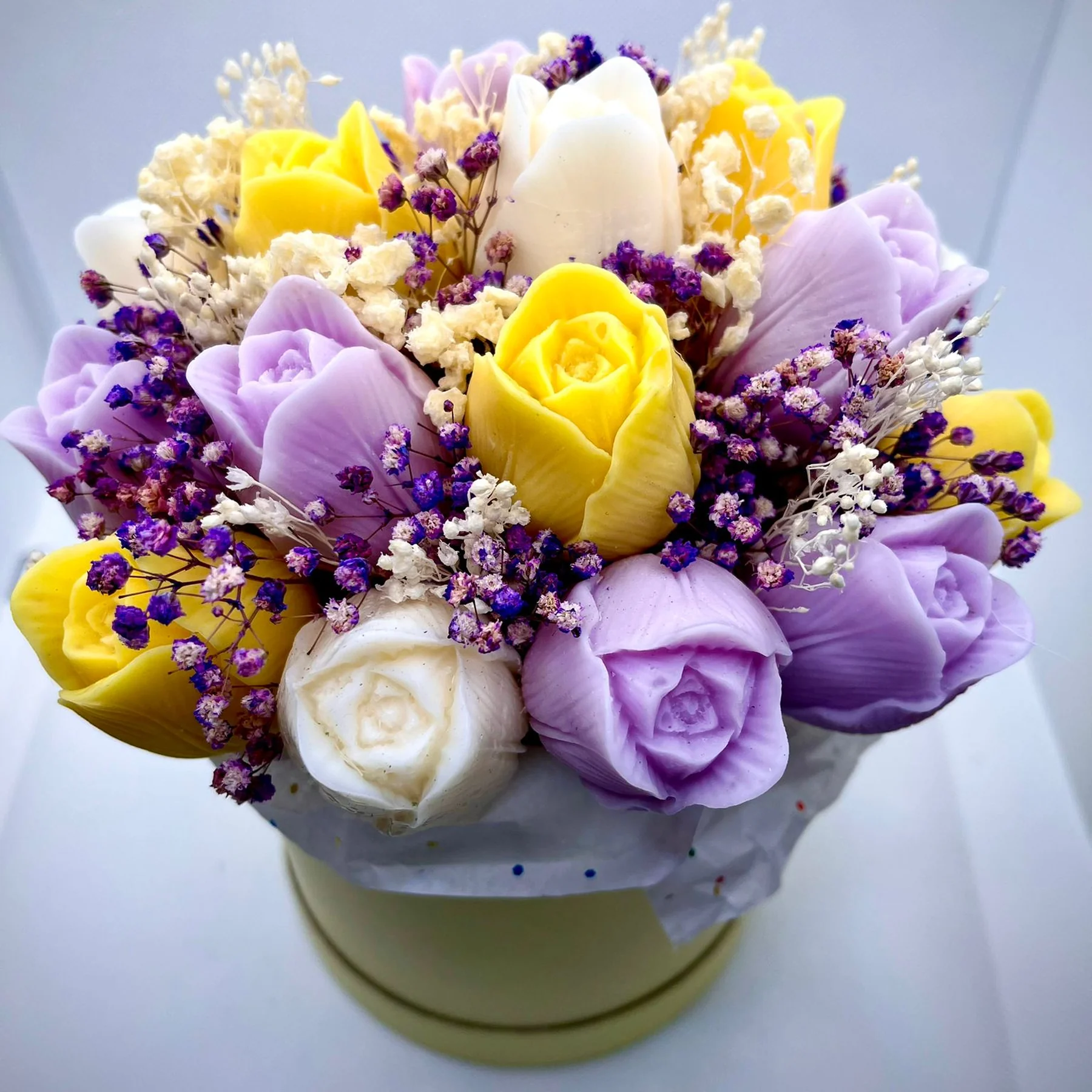 Aranjamente flori din ceara - Aranjament floral colorat premium în cutie rotundă