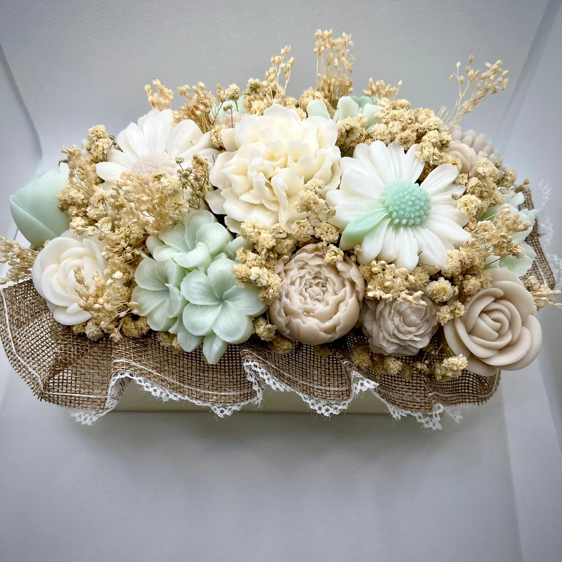 Aranjamente flori din ceara - Aranjament floral din ceară de soia în cutie de lemn – flori decorative premium cu flori uscate, cadou elegant