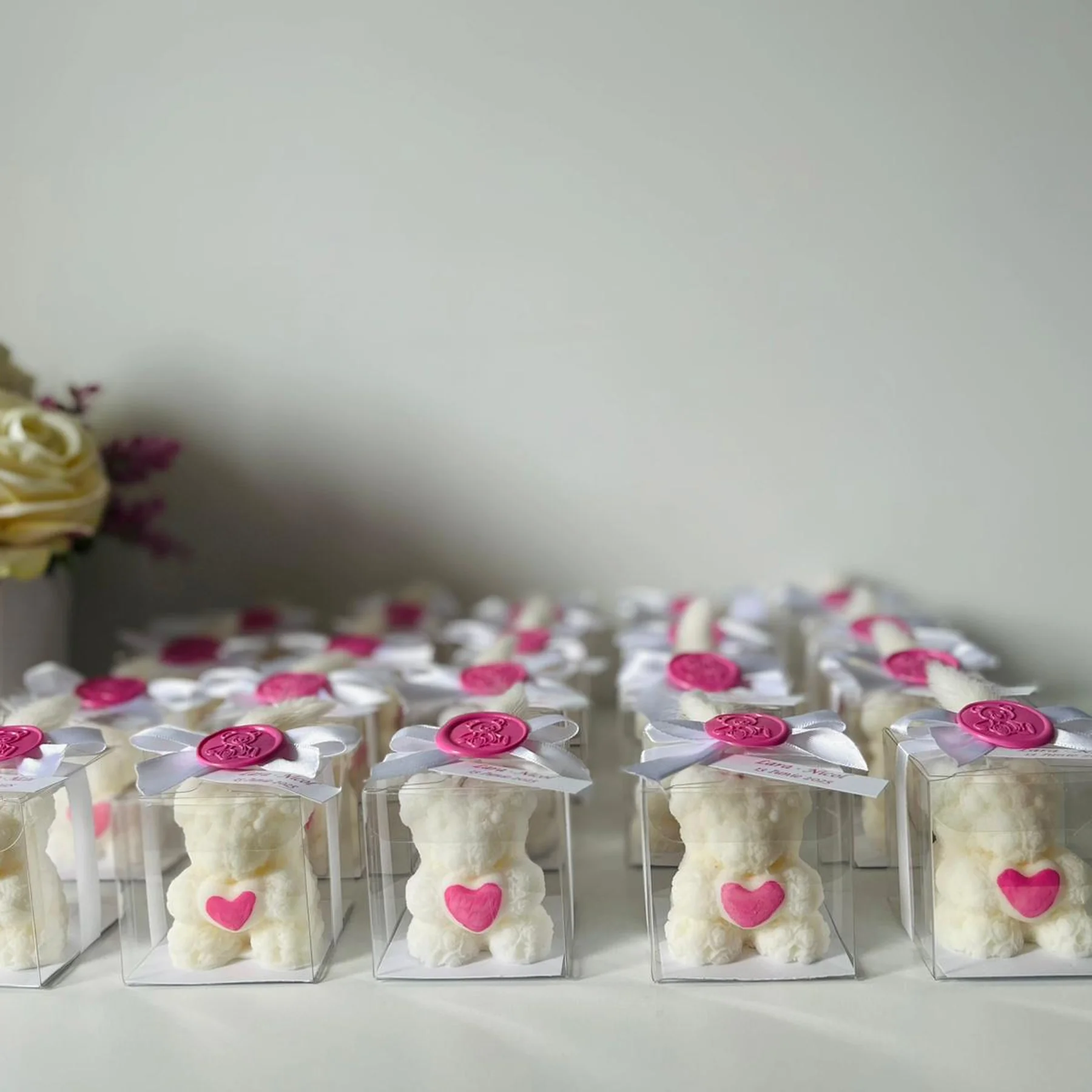 Marturii ceara soia handmade pentru evenimente speciale - Mărturii din ceară de soia naturală – Lumânări ursulet handmade în cutie transparenta, cu panglica si sigiliu