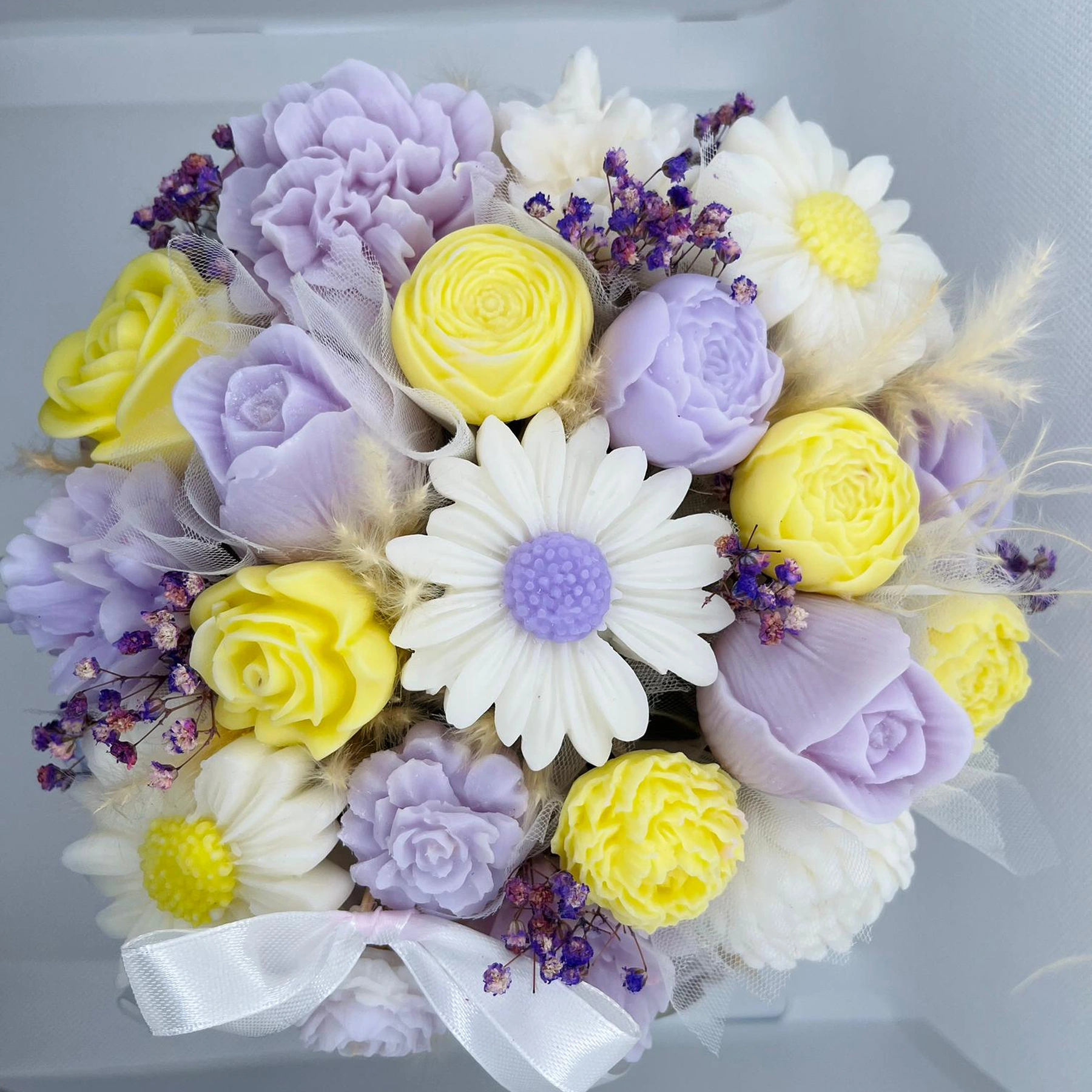 Aranjamente flori din ceara - Aranjament floral din ceară de soia în cutie rotundă – completat cu flori uscate, cadou elegant