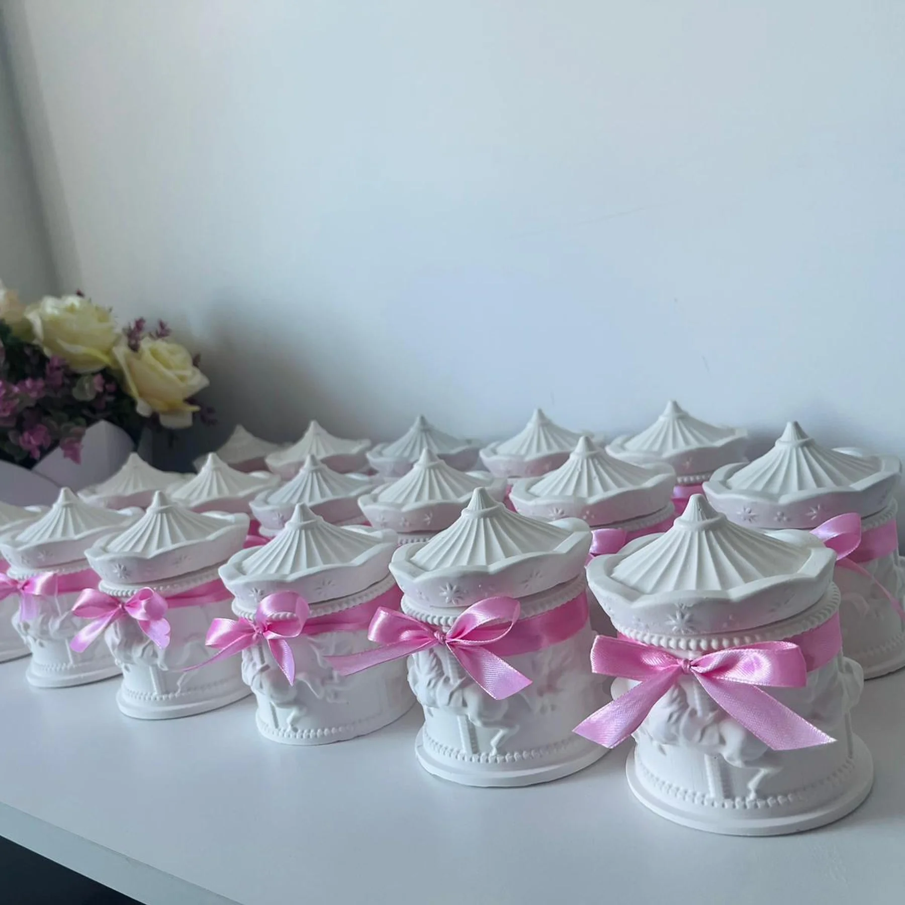 Marturii ceara soia handmade pentru evenimente speciale - Mărturii din ceară de soia naturală – Lumânări parfumate handmade în vas ceramic cu panglica