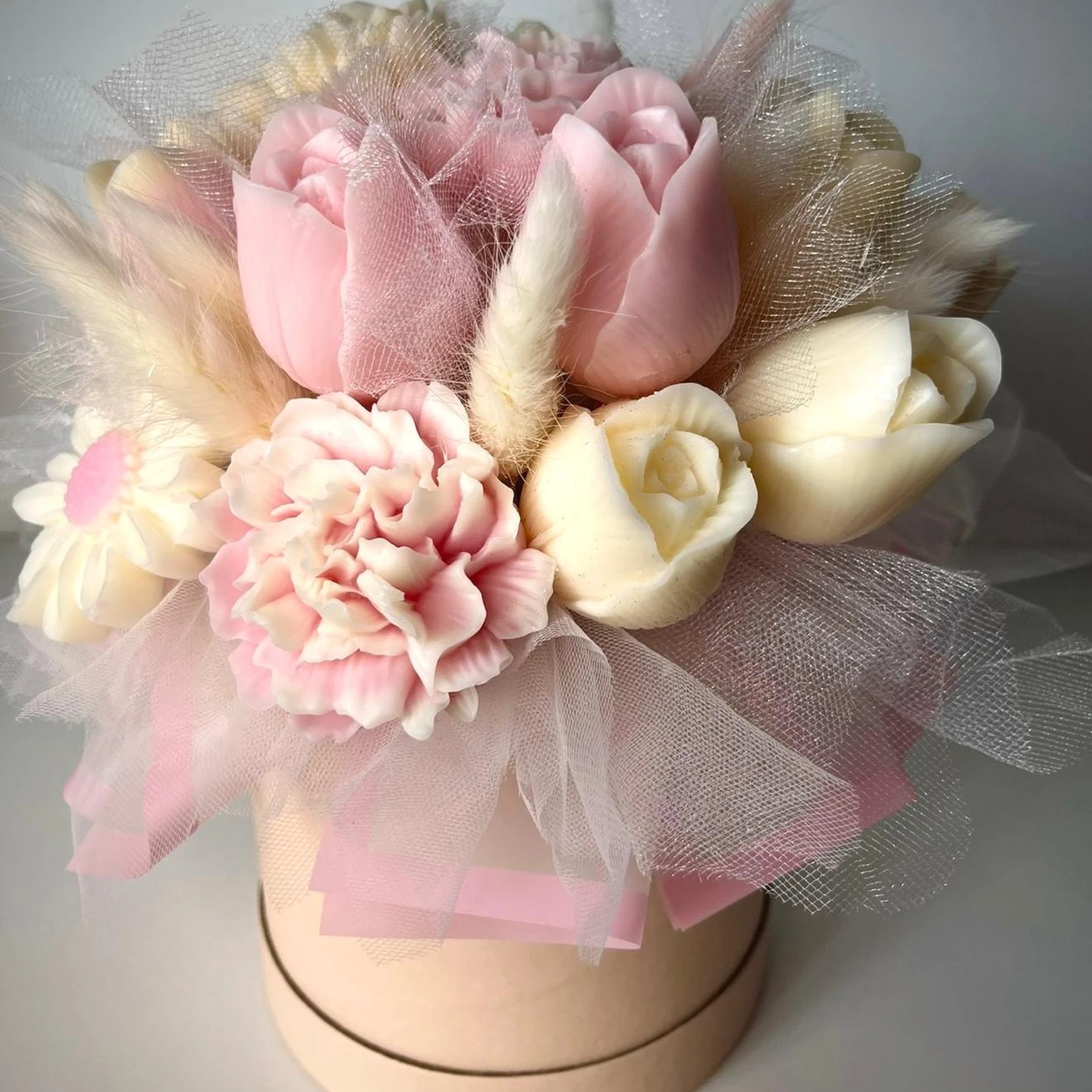 Aranjamente flori din ceara - Aranjament floral din ceară de soia în cutie rotundă – decor elegant cu flori uscate, cadou premium