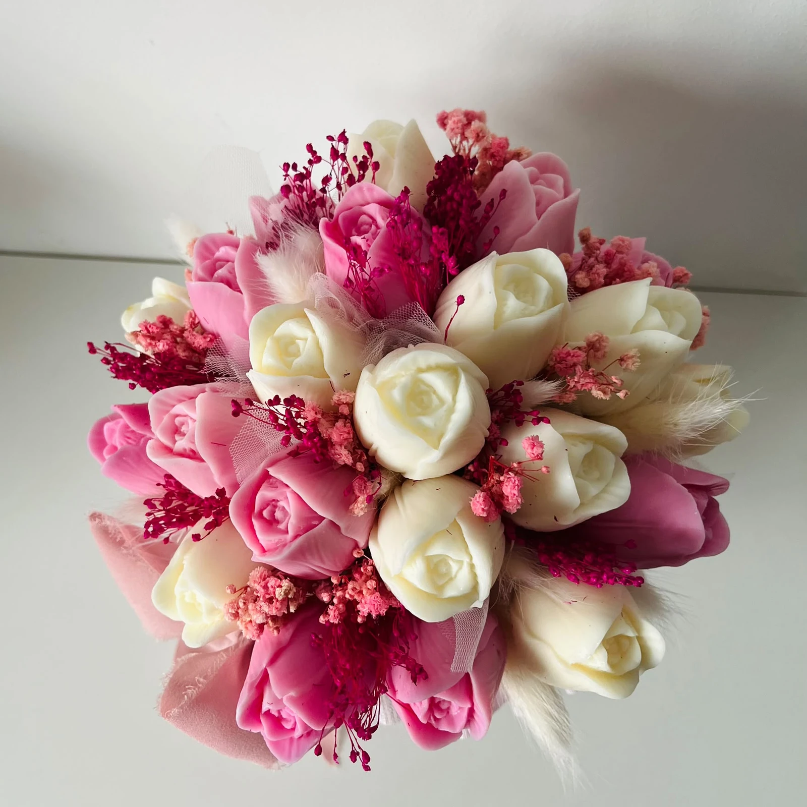 Aranjament floral ceara handmade - Aranjament floral din ceară de soia în cutie rotundă – decor elegant cu flori uscate, cadou premium