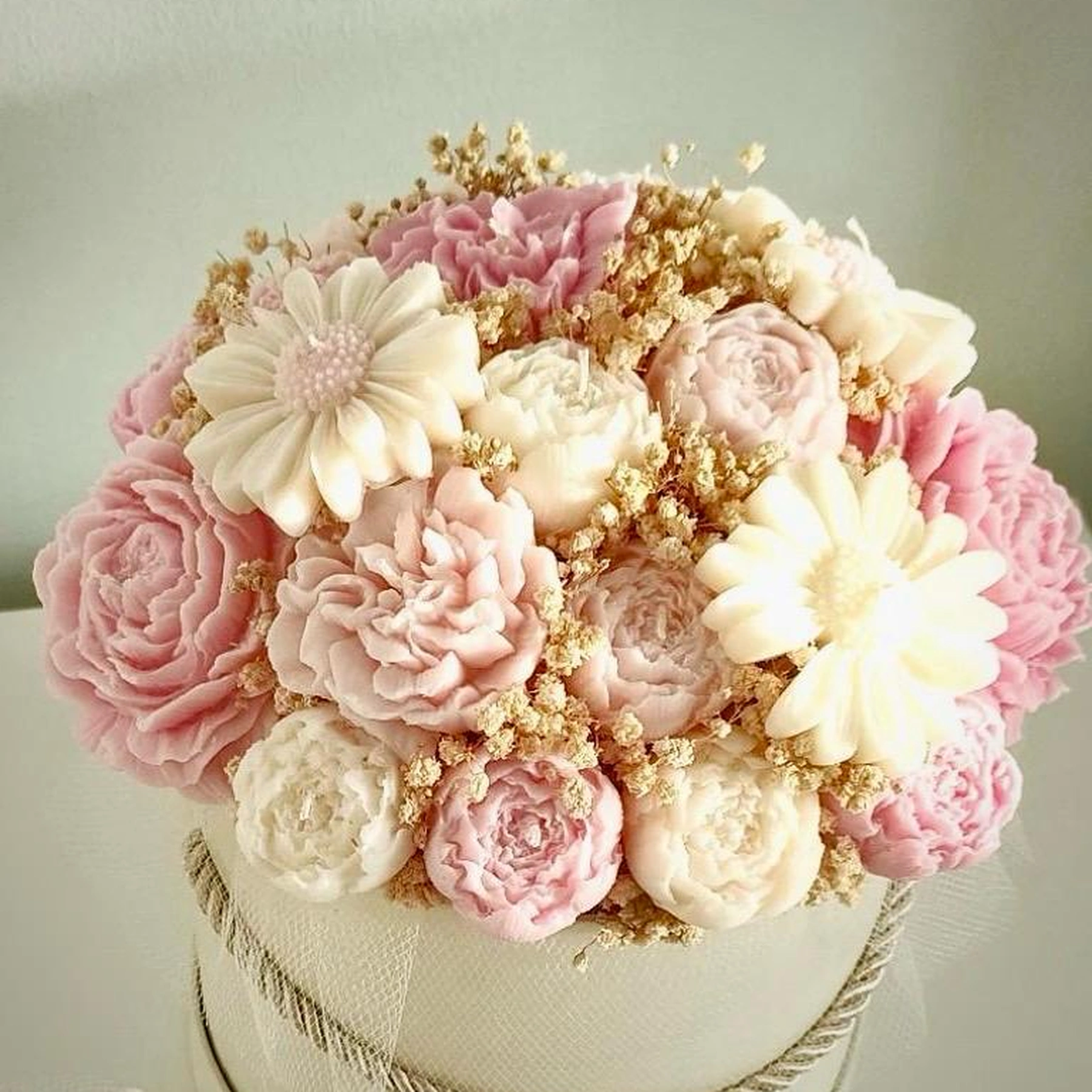 Aranjamente flori din ceara - Aranjament floral din ceară de soia în cutie rotundă – flori decorative premium cu flori uscate, cadou elegant