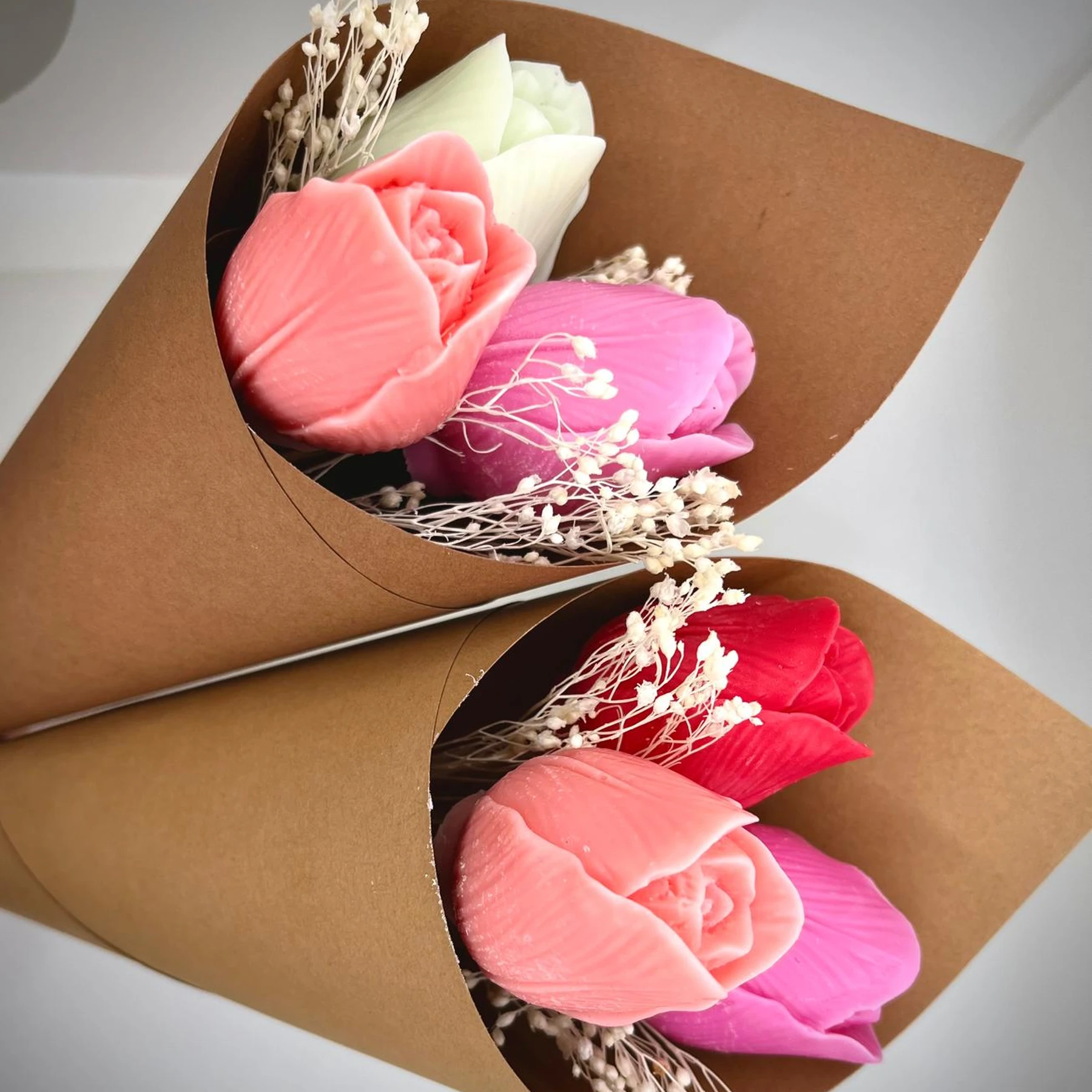 Aranjamente flori din ceara - Buchet 3 Lalele din Ceară de Soia Naturală – Handmade, Cadou Elegant amabalat in carton kraft