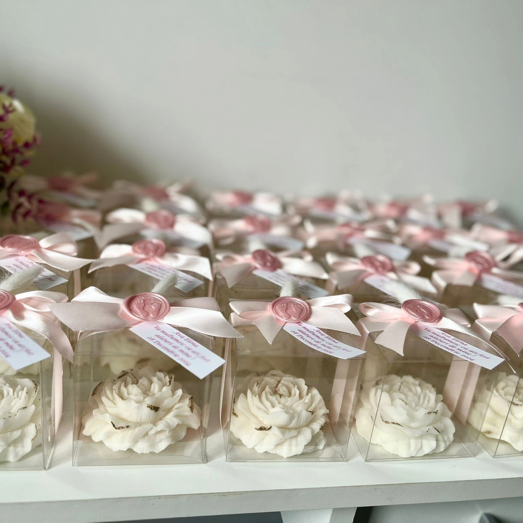 Marturii ceara soia handmade pentru evenimente speciale - Mărturii din ceară de soia naturală – Lumânări floare handmade în cutie elegantă