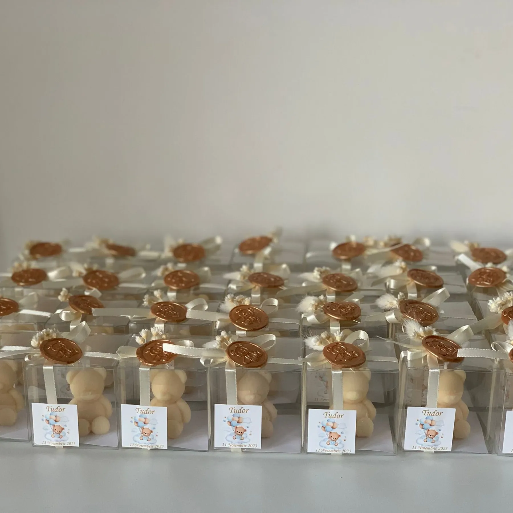 Marturii ceara soia handmade pentru evenimente speciale - Mărturii din ceară de soia naturală – Lumânări ursulet handmade în cutie elegantă