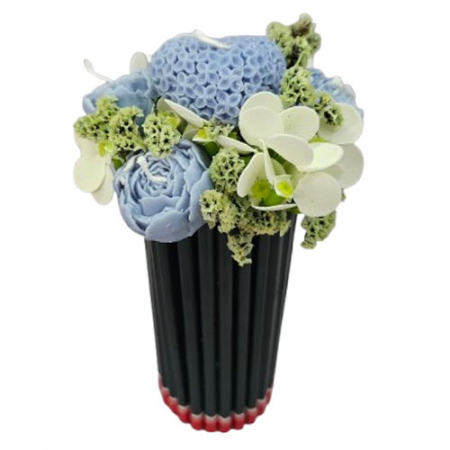 Aranjamente flori din ceara de soia - Aranjament floral in suport de creioane negre