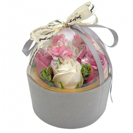 Alte Decoratiuni - Cutie de catifea cu trandafiri de sapun albi si roz