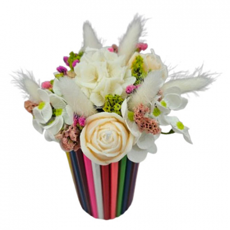 Aranjamente flori din ceara de soia - Decoratiune florala din ceara de soia in suport creioane colorate