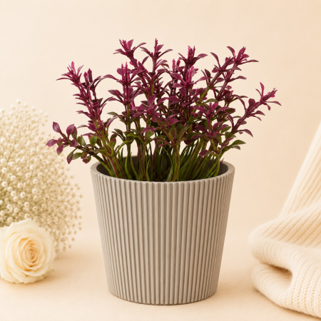 Aranjamente flori plastic - Ghiveci decorativ bej cu floare artificiala bordo