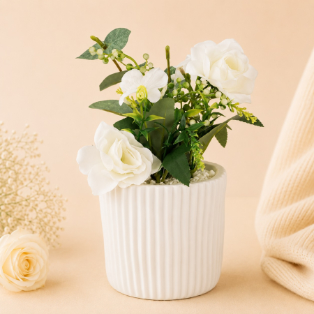 Aranjamente si decoratiuni florale - Ghiveci decorativ din ciment cu trandafiri albi artificiali