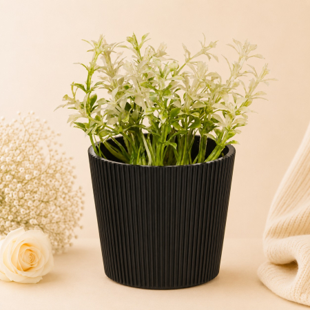 Aranjamente flori plastic - Ghiveci din plastic negru cu planta artificiala alba