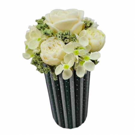 Aranjamente flori din ceara de soia - Suport creioane gri cu aranjament floral din ceara de soia