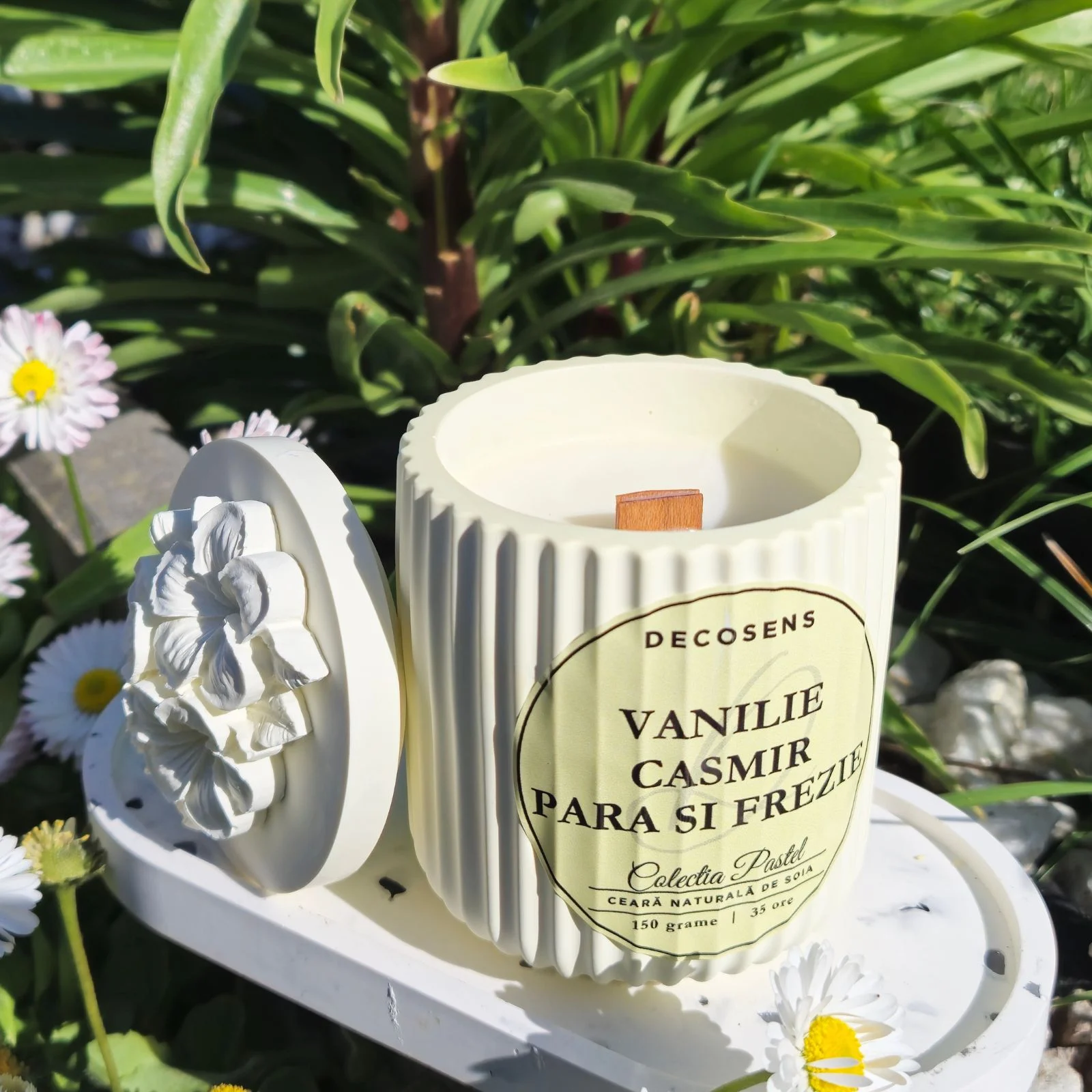 Lumânarea parfumată Vanilie - Cașmir - Pară și frezie - Colecția Pastel