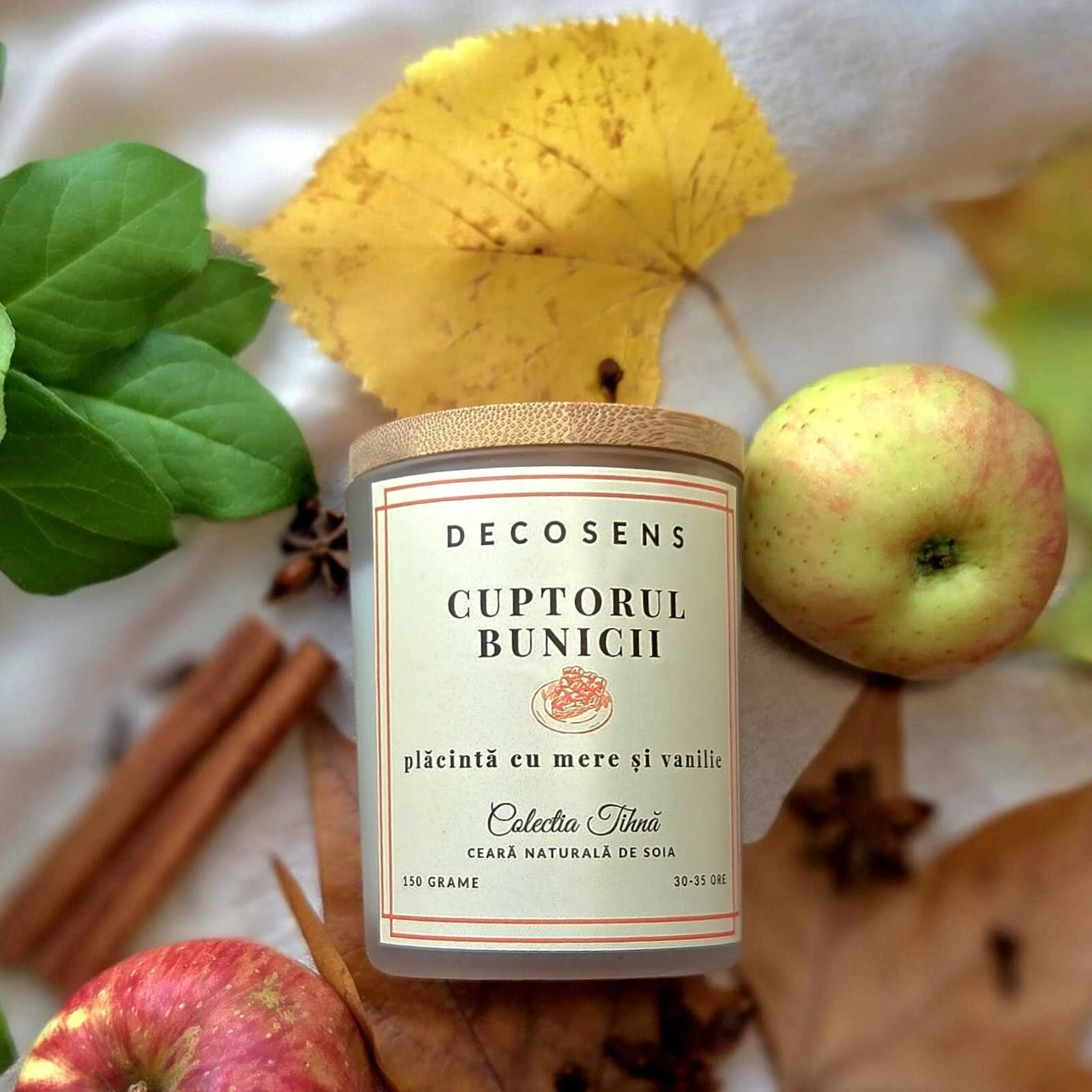 Lumânare parfumată Cuptorul Bunicii - plăcintă cu mere și vanilie - Colecția Tihnă - 150 gr. - Decosens [2]