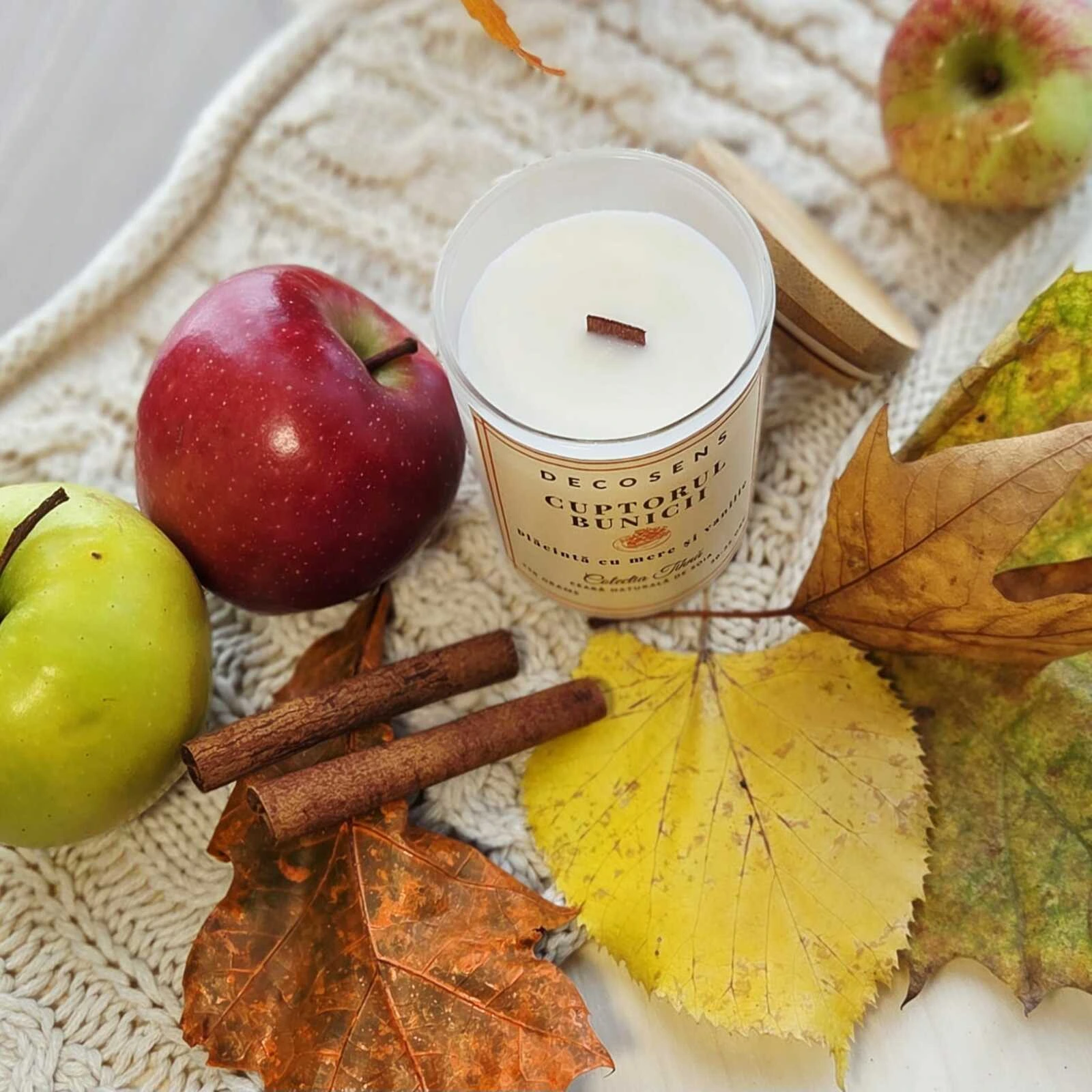 Lumânare parfumată Cuptorul Bunicii - plăcintă cu mere și vanilie - Colecția Tihnă - 150 gr. - Decosens [3]
