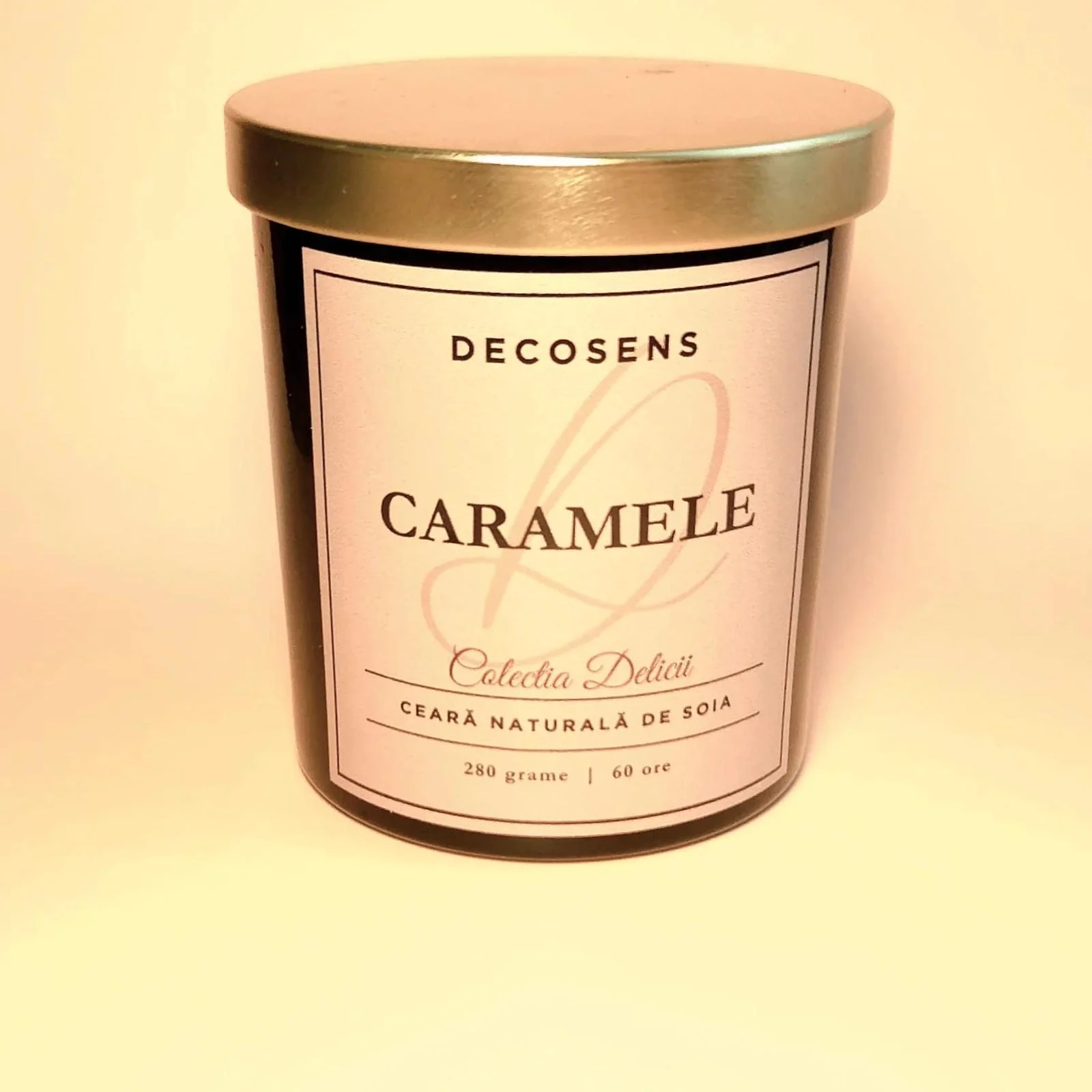 Lumanarea parfumata naturala Caramele, cu note dulci si vanilate, in recipient de sticla neagra cu capac auriu, Decosens [3]