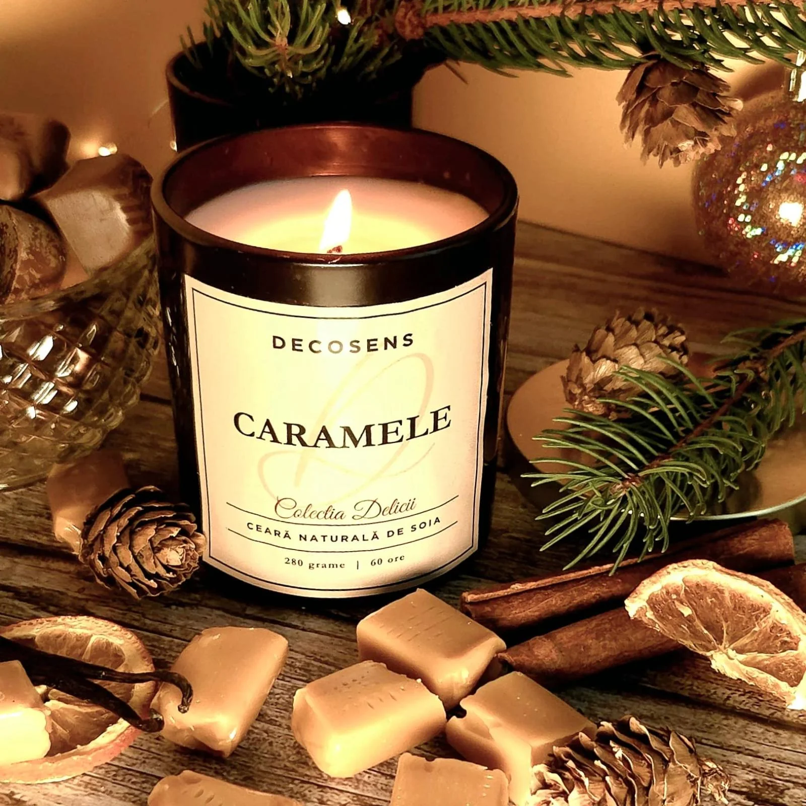 Lumanarea parfumata naturala Caramele, cu note dulci si vanilate, in recipient de sticla neagra cu capac auriu, Decosens [4]