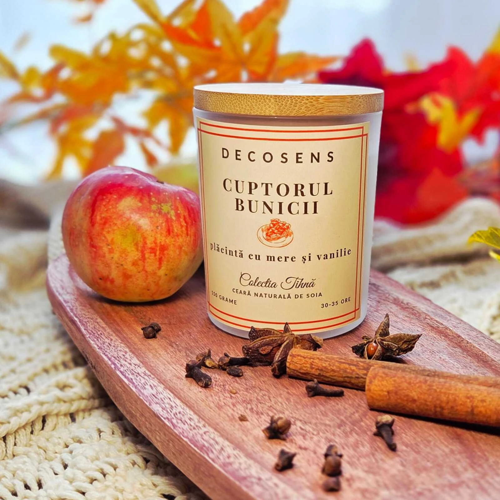 Lumânare parfumată Cuptorul Bunicii - plăcintă cu mere și vanilie - Colecția Tihnă - 150 gr. - Decosens
