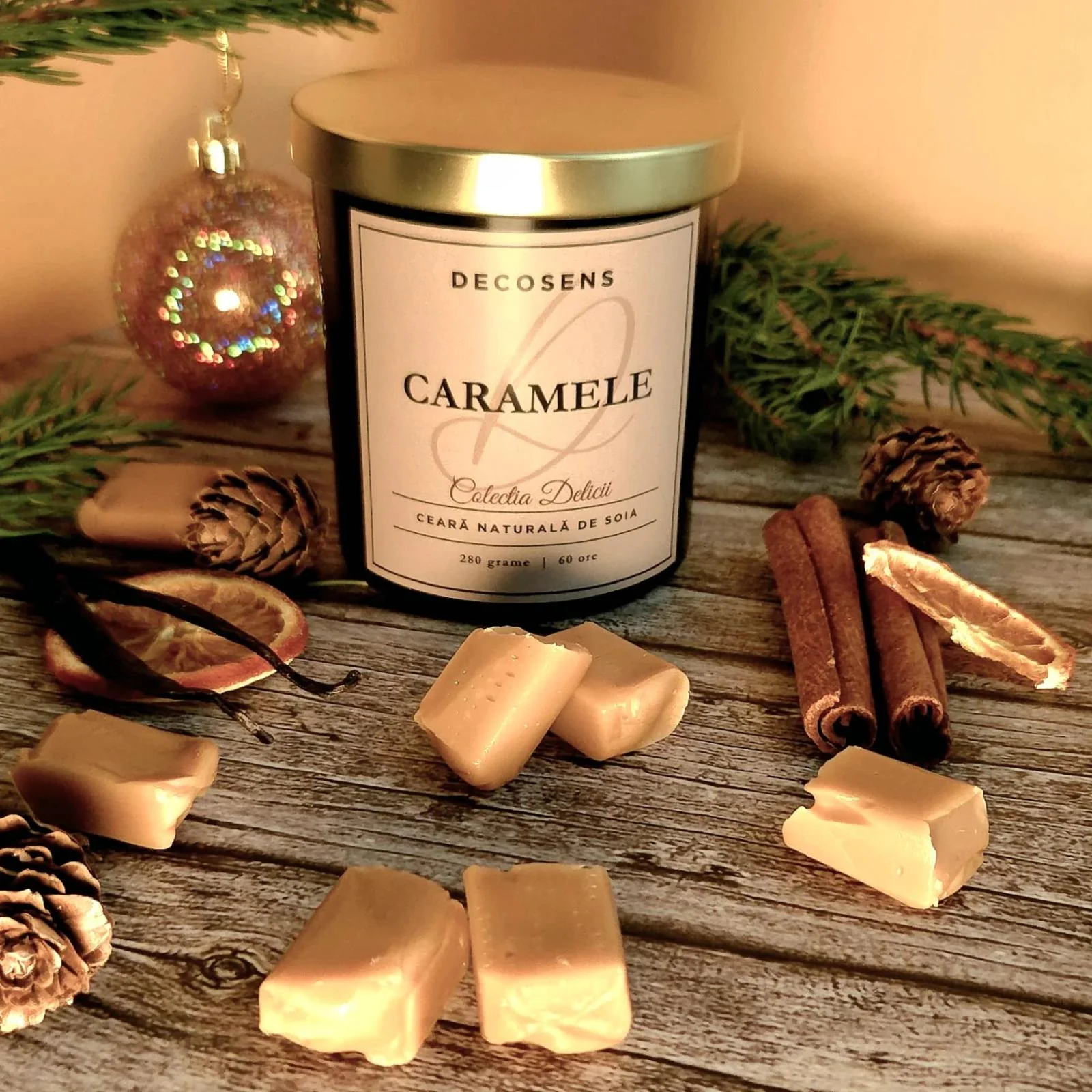 Colecția de Crăciun – Lumânări și odorizante de sărbaroare - Lumanarea parfumata naturala Caramele, cu note dulci si vanilate, in recipient de sticla neagra cu capac auriu, Decosens