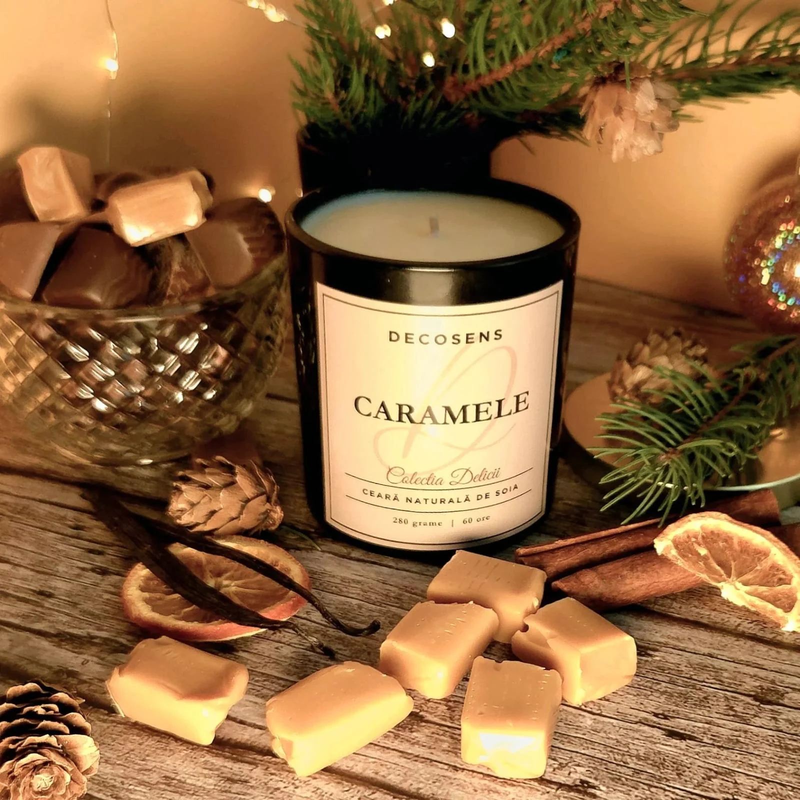 Lumanarea parfumata naturala Caramele, cu note dulci si vanilate, in recipient de sticla neagra cu capac auriu, Decosens [1]
