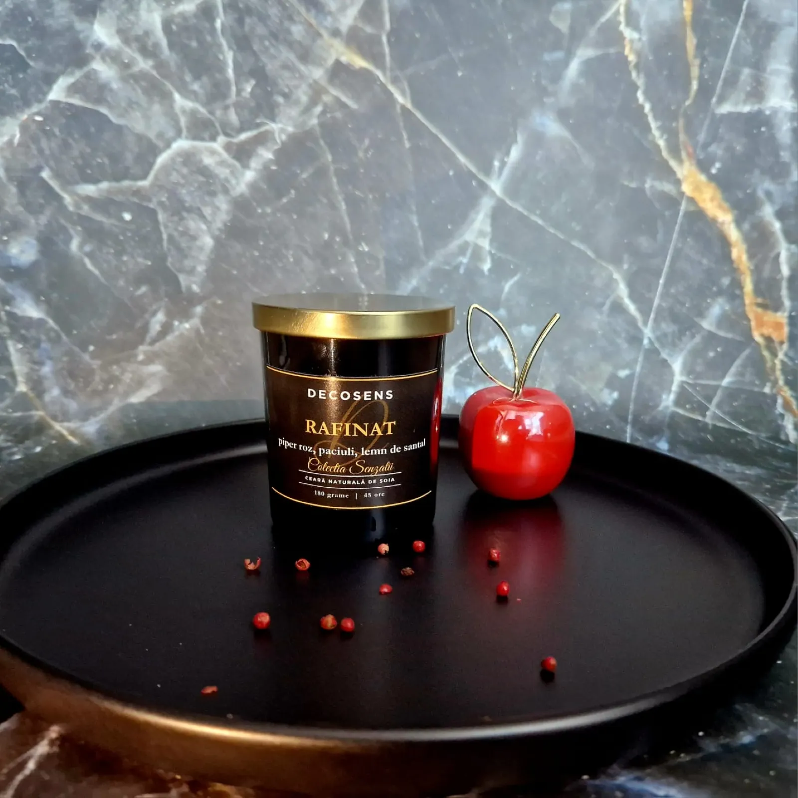 Lumânarea parfumată Rafinat - piper roz, paciuli, lemn de santal - Colecția Senzații - 180 gr. [1]
