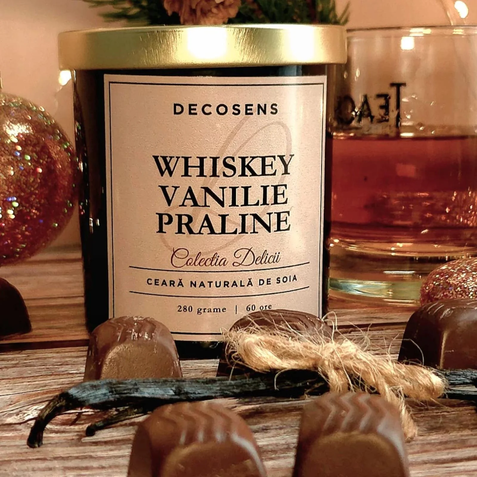 Colecția de Crăciun – Lumânări și odorizante de sărbaroare - Lumanare parfumata gurmanda Whiskey-Vanilie-Praline, aroma  calda si sofisticata in recipient de sticla neagra - Decosens