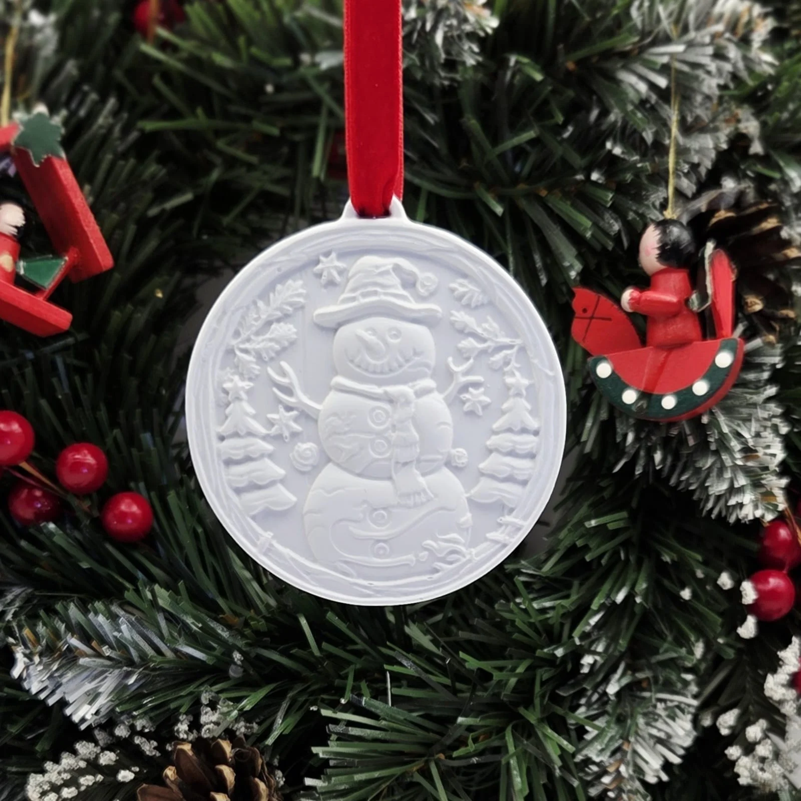 Colecția de Crăciun – Lumânări și odorizante de sărbaroare - Odorizant ceramic Ornament Craciun Om de zapada - mar si scortisoara