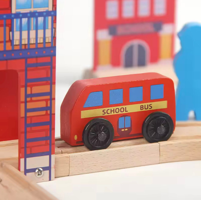 Set tren din lemn 25 piese, accesorii în cutie plastic — jucărie educativă din lemn, pistă circulară, mașinuțe și figurine 2+ ani [2]