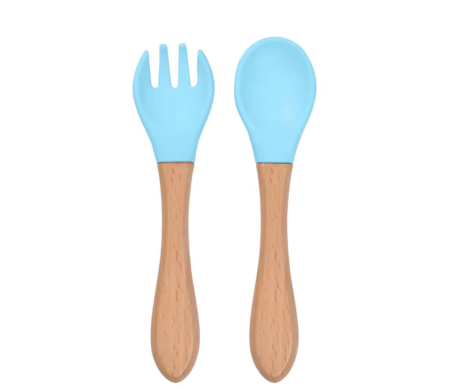 Produse - Set tacamuri din silicon alimentar cu lingurita si furculita baby blue, maner din lemn, pentru diversificare bebelusi 6+ luni