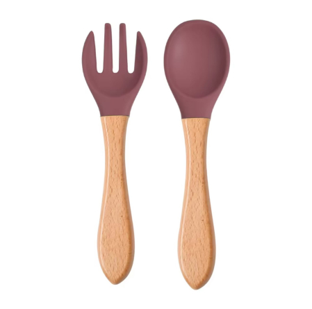 Produse - Set tacamuri din silicon alimentar cu lingurita si furculita mov, maner din lemn, pentru diversificare bebelusi 6+ luni