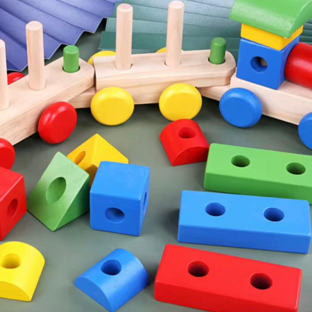 Tren din Lemn cu Forme Geometrice – Jucărie Educativă 3 în 1, Îmbinare și Sortare, 3 Vagoane, Culori Vii [2]