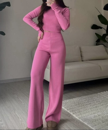 Compleuri & Treninguri - Compleu tricot roz cu bluză scurtă și pantaloni evazați – Look modern