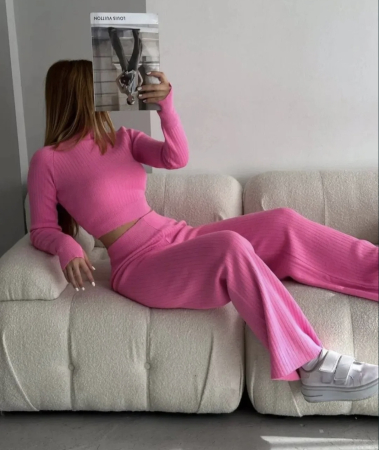 Compleu tricot roz cu bluză scurtă și pantaloni evazați – Look modern [1]