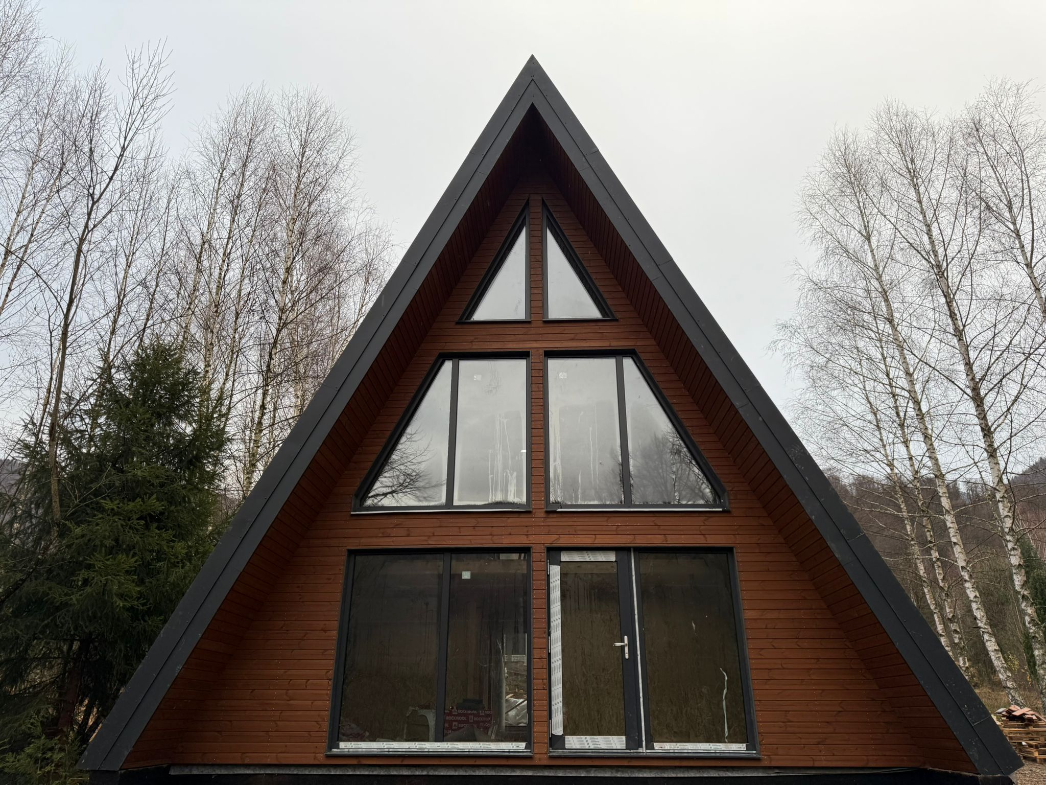 Casa nZEB în 2026: De ce lemnul KVH C24 este obligatoriu, nu opțional