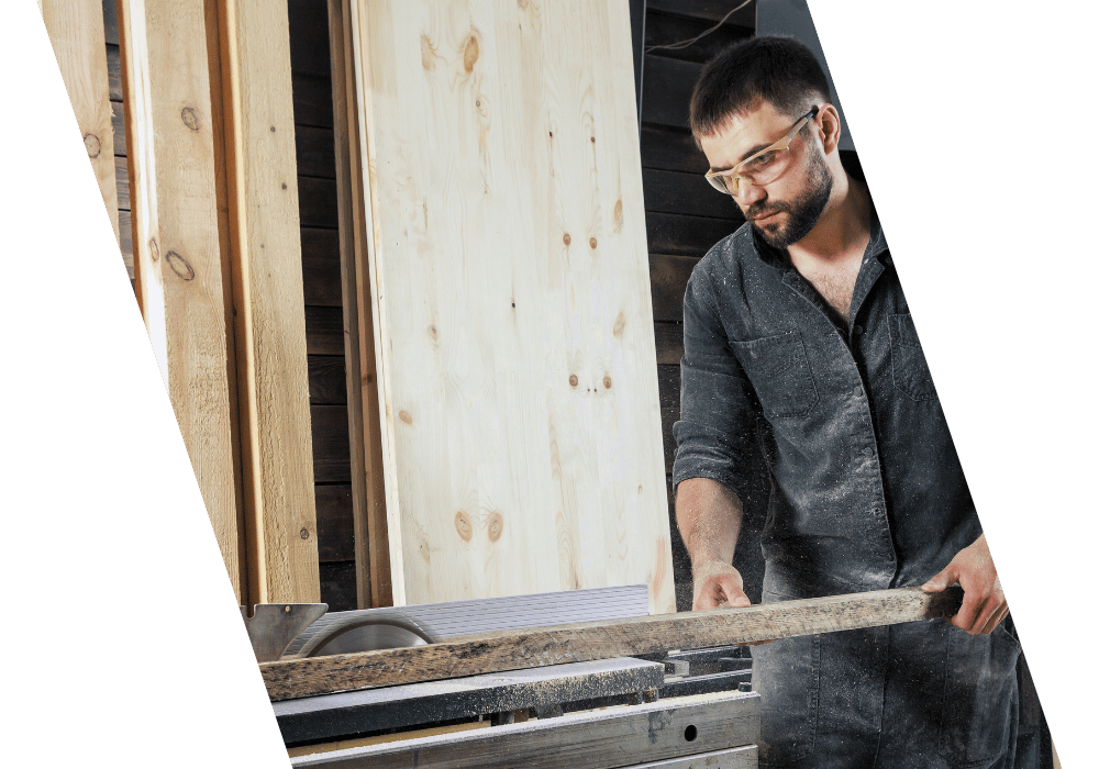 Debitare lemn pe utilaj industrial cu tăiere controlată